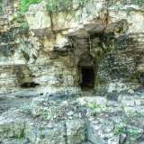 Prende il nome da un grande pilastro naturale di roccia calcarea rimasto al centro della caverna: risparmiato dall'erosione dell'acqua, funge da sostegno naturale per la volta
